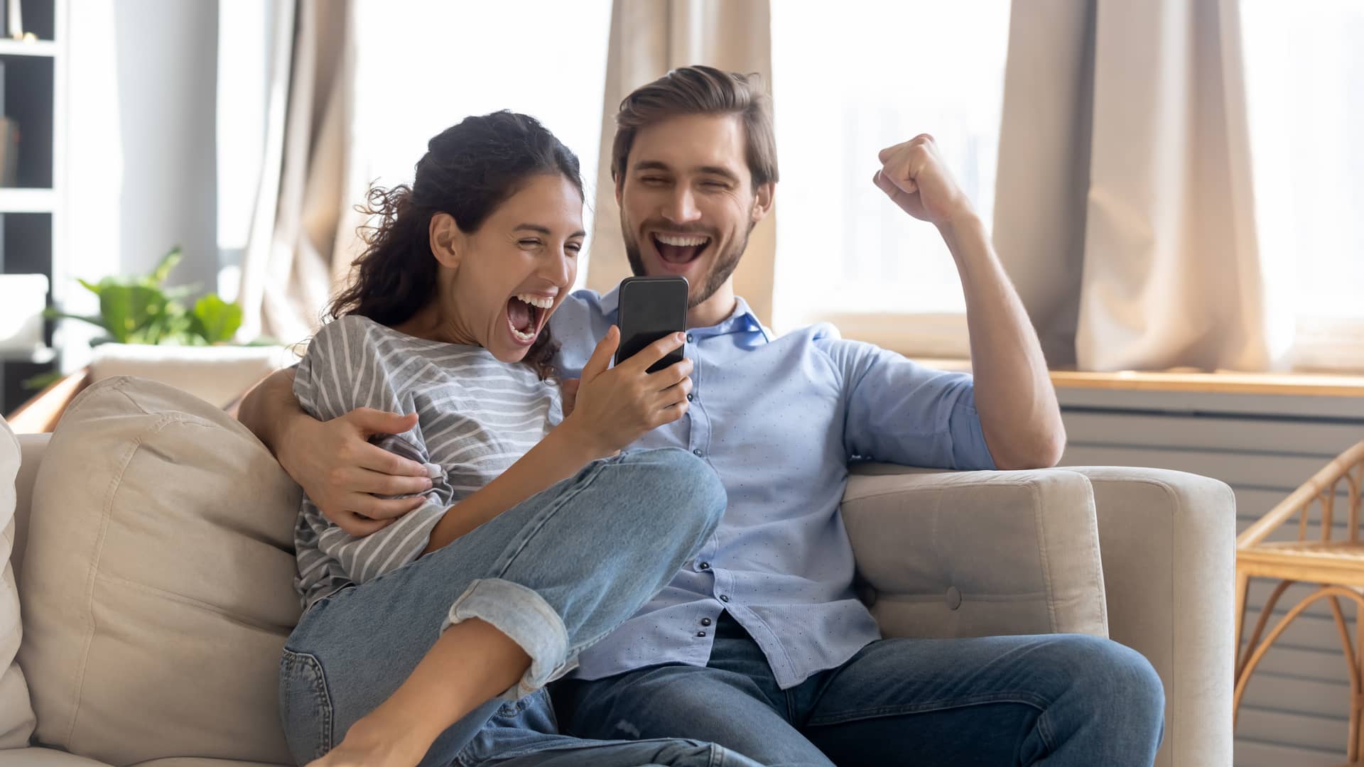 Pareja celebrando que los 1000 euros que han invertido se han duplicado